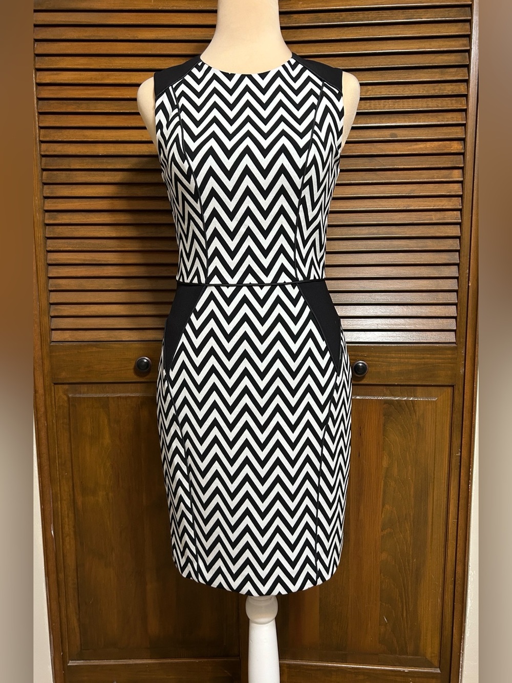 H&M Black&White Sleeveless Chevron Pattern Dress Back Zipper with Cut-Out Size 4